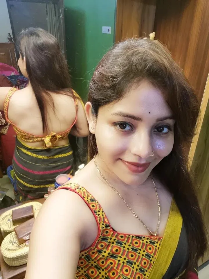 I'm a Bhabhi escort girl here to make you feel really intense pleasure